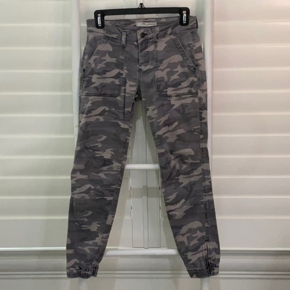 Mavi Jeans Gray Camo Zip and Elastic Ankle Capri Pants | 26 - Picture 1 of 8